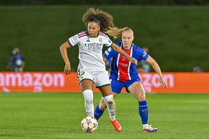 22 de setembro de 2026, Madri, Madri, Espanha: A jogadora nº 12, FELICIA SCHRODER, do Real Madrid CF Femenino, controla a bola durante a partida da Liga dos Campeões Feminina entre o REAL MADRID FEMENINO e o PARIS SAINT-GERMAIN FC, realizada em 22 de sete
