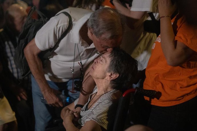 Maricarmen es apoyada por decenas de personas durante una concentración bajo el lema ‘Maricarmen se queda’, a 22 de septiembre de 2026, en Madrid (España). 