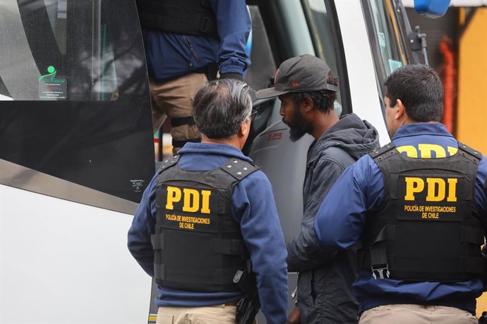 Santiago, 10 de Abril de 2026. La Policia de Investigaciones realiza operativo de fiscalización migratoria en sector de Vega Central en Recoleta. Jonnathan Oyarzun /Aton Chile