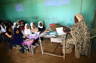 Archivo - OMDURMAN, Nov. 26, 2024  -- Children attend a class at a school in Al-Iskan, north of Omdurman, Sudan, on Nov. 25, 2024. More than 15 million children in Sudan are out of school due to the country's ongoing conflict. In relatively safe areas of 
