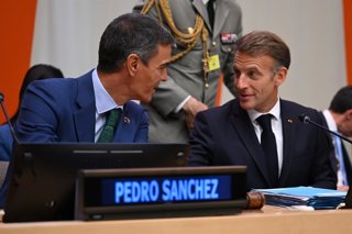 El presidente del Gobierno de España, Pedro Sánchez, junto al presidente francés, Emmanuel Macron, en un encuentro del Diálogo de Alto Nivel para la protección de los derechos de la infancia frente a la IA
