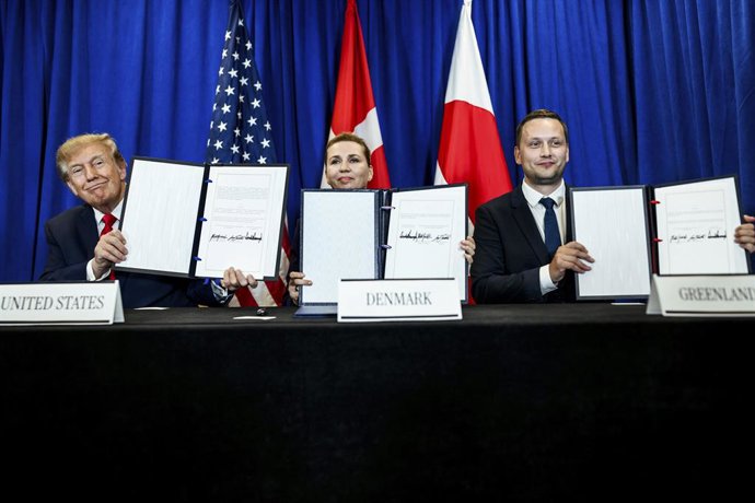 22 de setembro de 2026, Cidade de Nova York, NY, Estados Unidos da América: O presidente dos EUA, Donald Trump, à esquerda, sorri enquanto exibe um acordo de segurança assinado com a primeira-ministra da Dinamarca, Mette Frederiksen, ao centro, e o primei