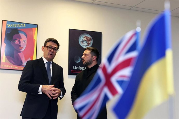 El primer ministro de Reino Unido, Andy Burnham (izq.), se reúne con el presidente de Ucrania, Volodimir Zelenski, al margen de la Asamblea General de Naciones Unidas