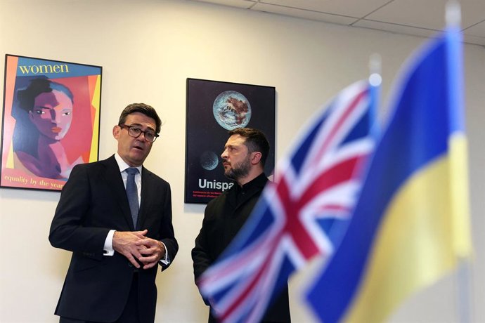 22 de setembro de 2026, EUA, Nova York: O primeiro-ministro do Reino Unido, Andy Burnham (à esquerda), se reúne com o presidente da Ucrânia, Volodymyr Zelensky, à margem da Assembleia Geral das Nações Unidas. Foto: Toby Melville/PA Wire/dpa