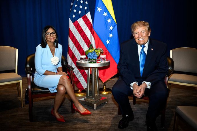 O presidente dos EUA, Donald Trump, participa de uma reunião informal com a presidente interina da Venezuela, Delcy Rodríguez, no hotel Lotte Palace, na cidade de Nova York
