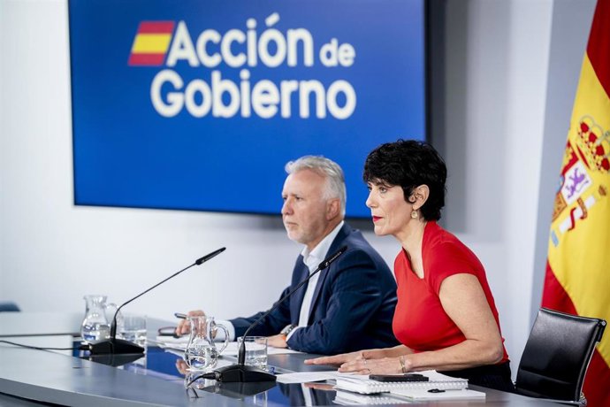 El ministro de Política Territorial y Memoria Democrática, Ángel Víctor Torres, y la ministra de Inclusión; Seguridad Social y Migraciones y portavoz del Gobierno, Elma Saiz, durante la rueda de prensa posterior al Consejo de Ministros, a 22 de septiembre