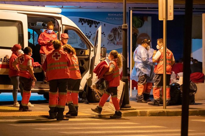 Archivo - Efectivos de Cruz Roja se dirigen a atender a los migrantes recién llegados a  Lanzarote