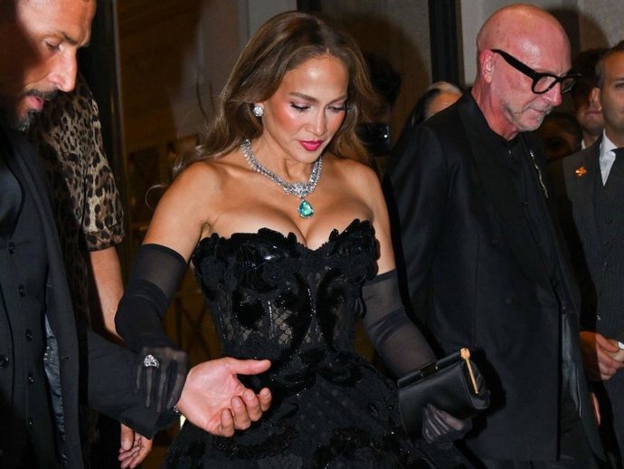 Jennifer Lopez reivindica la diva italiana que lleva dentro con este vestido que celebra la sensualidad femenina