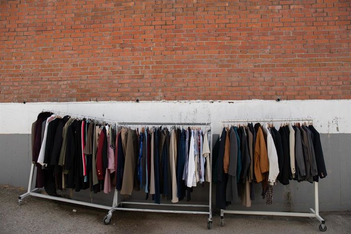 Archivo - Mercado de ropa de segunda mano de la Asociación RETO, a 10 de marzo de 2022, en Collado Villalba, Madrid (España). 