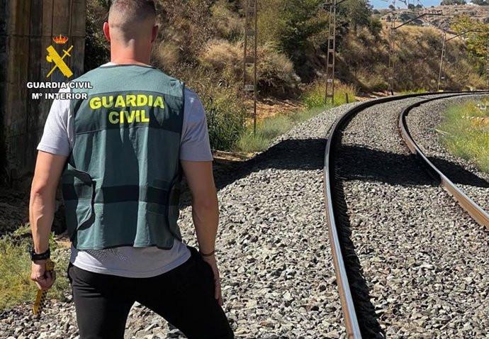 Un guardia civil en la vía férrea Madrid Chamartín-Barcelona Estación de Francia.