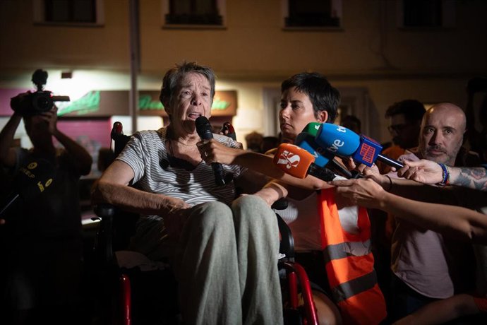 Maricarmen atiende a los medios de comunicación durante una concentración bajo el lema ‘Maricarmen se queda’, a 22 de septiembre de 2026, en Madrid (España). El desahucio de Maricarmen, la vecina de 87 años del barrio de Retiro en Madrid, se encuentra en 