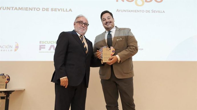 El delegado de Derechos Sociales, José Luis García recibiendo el reconocimiento de la FAMP.