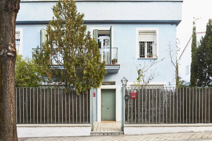 Archivo - Los chalets y villas tienen más del doble de riesgo de sufrir una intrusión que los pisos y apartamentos
