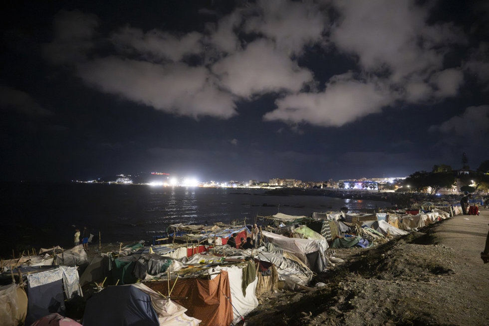 Varios migrantes en la playa de Trampolín, a 22 de septiembre de 2026, en Ceuta (España) El Gobierno ha reforzado desde este martes el dispositivo de seguridad en la frontera de Ceuta con Marruecos ante la posibilidad de que se produzcan intentos de 