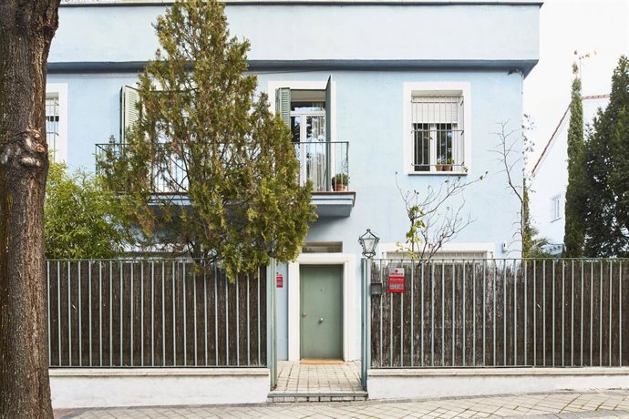 Archivo - Los chalets y villas tienen más del doble de riesgo de sufrir una intrusión que los pisos y apartamentos