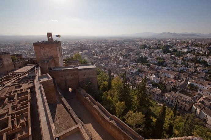 Archivo - Alcazaba de la Alhambra, vista de la ciudad de Granada