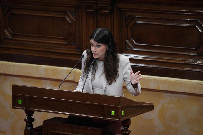 La presidenta de Junts en el Parlament, Mónica Sales, interviene durante una sesión plenaria, en el Parlament de Catalunya, a 23 de septiembre de 2026, en Barcelona, Catalunya (España).