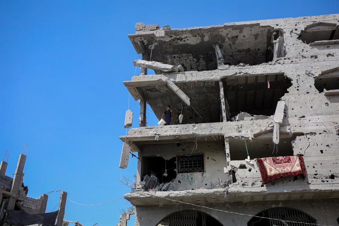 22 de setembro de 2026, Cidade de Gaza, Faixa de Gaza, Território Palestino: Palestinos inspecionam os danos após um ataque israelense ter atingido uma residência pertencente à família Kraim no bairro de al-Tuffah, a leste da Cidade de Gaza, em 22 de sete