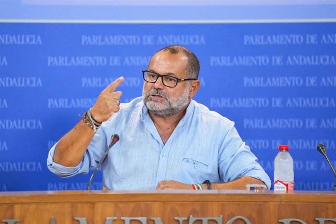 El portavoz adjunto del Grupo Parlamentario Por Andalucía, Rafael Sánchez Rufo, durante la ronda de ruedas de prensa de portavoces de los grupos parlamentarios en el Parlamento de Andalucía. 