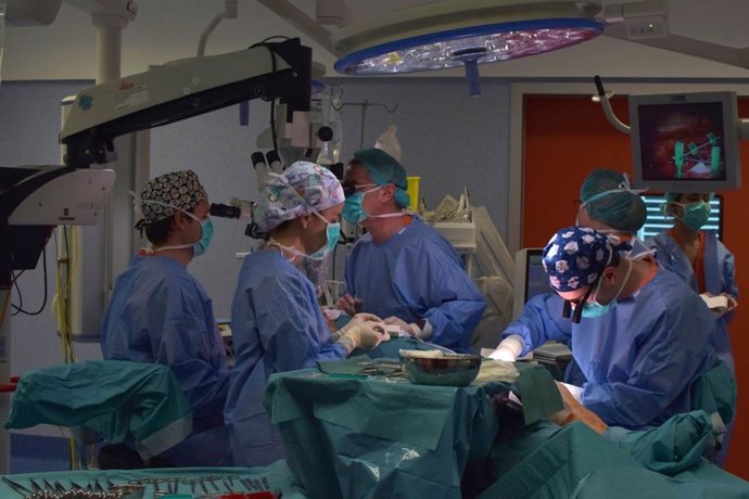 Archivo - Intervención quirúrgica en un hospital de Baleares