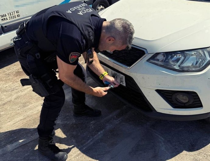 Una placa de matrícula atornillada de forma sospechosa y un ticket de parking que ocultaba el número de bastidor fueron las claves para que la acción de la Policía Local de Maracena acabara con la detención de los dos ocupantes del coche sustraído.