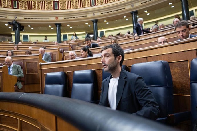 El ministro de Consumo, Pablo Bustinduy, durante una sesión de control al Gobierno, en el Congreso de los Diputados, a 23 de septiembre de 2026, en Madrid (España). 