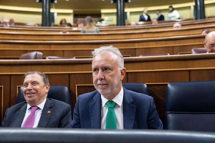 El ministro de Agricultura, Luis Planas, y el ministro de Política Territorial, Ángel Víctor Torres, durante una sesión de control al Gobierno, en el Congreso de los Diputados, a 23 de septiembre de 2026, en Madrid (España). 