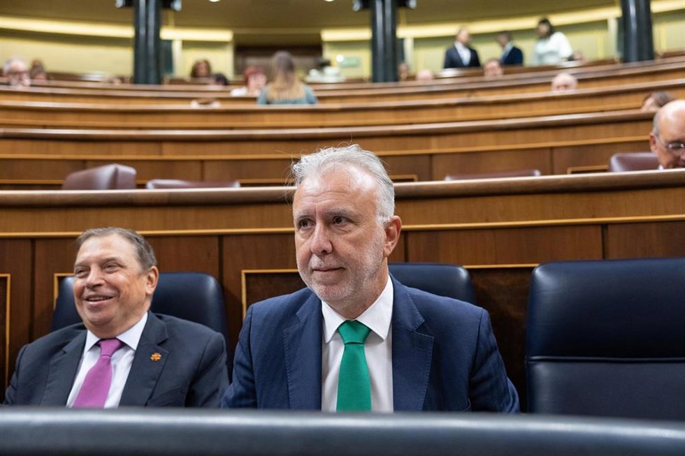 El ministro de Agricultura, Luis Planas, y el ministro de Política Territorial, Ángel Víctor Torres, durante una sesión de control al Gobierno, en el Congreso de los Diputados, a 23 de septiembre de 2026, en Madrid (España). 
