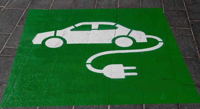 Archivo - Plaza para cargar el vehículo eléctrico