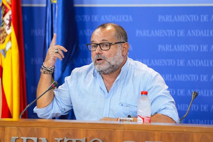 El portavoz adjunto del Grupo Parlamentario Por Andalucía, Rafael Sánchez Rufo, durante la ronda de ruedas de prensa de portavoces de los grupos parlamentarios en el Parlamento de Andalucía. 