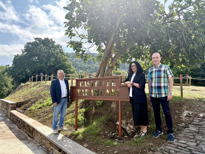 Archivo - La consejera de Cultura, Política Llingüística y Deporte, Vanessa Gutiérrez, con el alcalde de Taramundi, César Villabrille,  y el director general de Patrimonio Cultural, Pablo León.