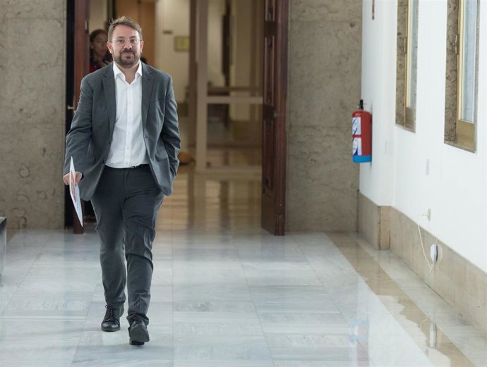 El portavoz adjunto de Sumar en el Congreso, Alberto Ibáñez, a su llegada a la Junta de Portavoces en el Congreso de los Diputados, a 22 de septiembre de 2026, en Madrid (España).