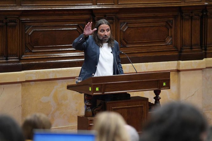El diputado de ERC en el Parlament, Jordi Albert i Caballero, interviene durante una sesión plenaria, en el Parlament de Catalunya, a 23 de septiembre de 2026, en Barcelona, Catalunya (España). Illa comparece hoy a petición propia en el Parlament después 
