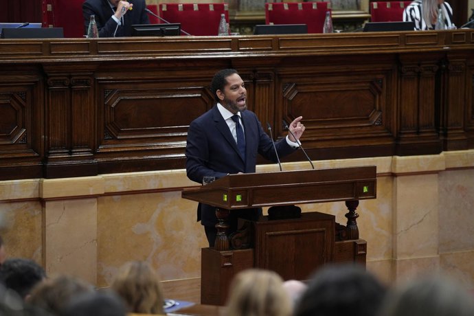 El secretario general de Vox, Ignacio Garriga, interviene durante una sesión plenaria, en el Parlament de Catalunya, a 23 de septiembre de 2026, en Barcelona, Catalunya (España). Illa comparece hoy a petición propia en el Parlament después de la crisis ab