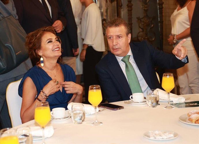 El presidente de la Diputación y secretario provincial del PSOE, Javier Fernández, acompañado par la secretaria general del PSOE-A y portavoz parlamentaria socialista, María Jesús Montero, asiste en Sevilla en un desayuno informativo organizado por 'Fórum
