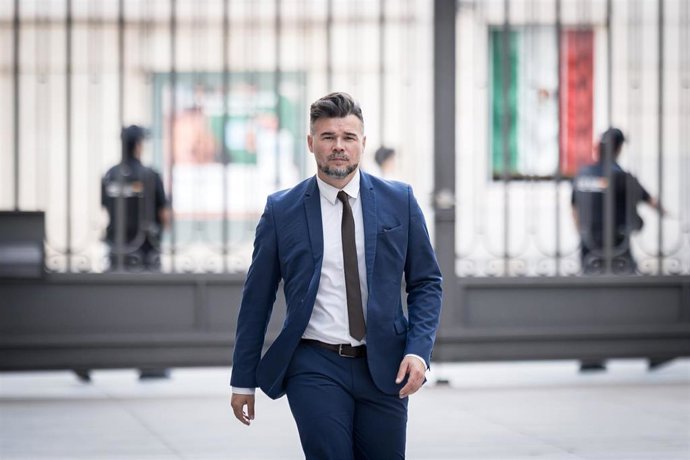 El portavoz de ERC en el Congreso, Gabriel Rufián, a su llegada a una sesión de control al Gobierno, en el Congreso de los Diputados, a 16 de septiembre de 2026, en Madrid (España).