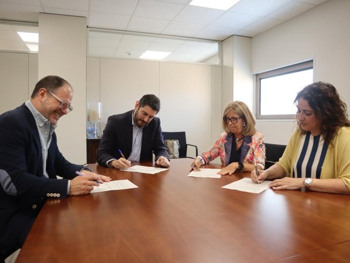 El vicepresidente Alejandro Nolasco,  junto a los presidentes de los Colegios de Farmacéuticos: Raquel García, Ángel Más y María José Villafranca.