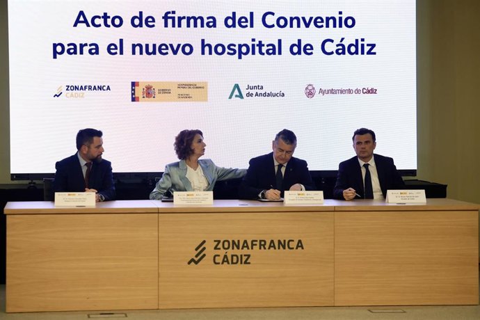 Archivo - Antonio Sanz, María Jesús Montero, Fran González y Bruno García durante la firma del convenio para la cesión del suelo para el nuevo hospital de Cádiz. 