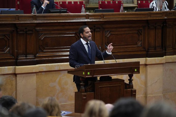 El secretario general de Vox, Ignacio Garriga, interviene durante una sesión plenaria, en el Parlament de Catalunya, a 23 de septiembre de 2026, en Barcelona, Catalunya (España). Illa comparece hoy a petición propia en el Parlament después de la crisis ab