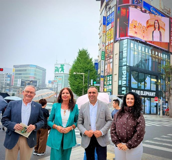 La creatividad para esta acción en pantalla gigante utiliza tecnología 3D y se proyecta ocho veces cada hora. Permanecerá activa hasta el 4 de octubre junto a la salida este de la estación de Shinjuku, la estación ferroviaria más transitada del mundo.T