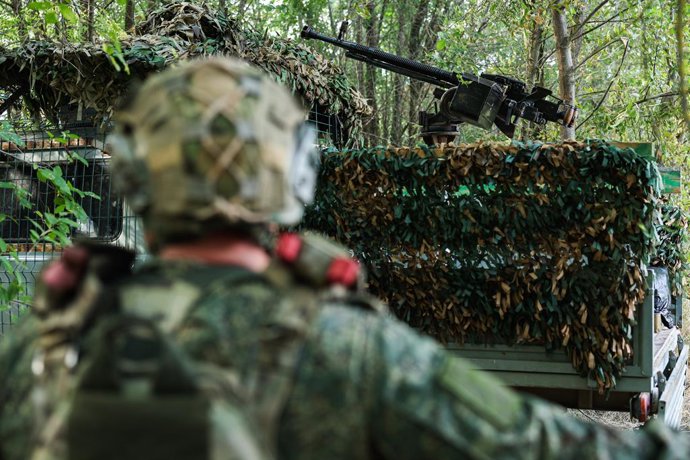 RÚSSIA, REGIÃO DE KHERSON – 17 DE SETEMBRO DE 2026: Um militar do 18º Exército de Armas Combinadas, do Grupo de Forças Dnepr, mobiliza uma equipe de artilharia para proteger as estradas durante uma missão de combate na zona da operação militar especial