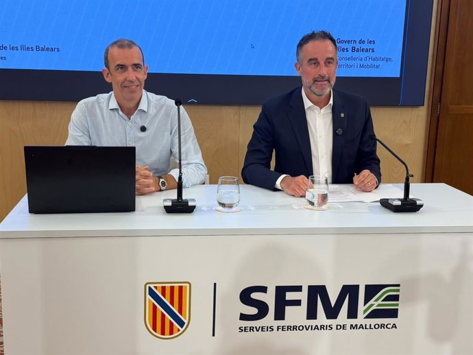 El conseller de Vivienda, Territorio y Movilidad, José Luis Mateo, y el director generalde Vivienda y Arquitectura, José Francisco Reynés.