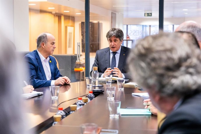 Archivo - El secretari general de Junts, Jordi Turull, i el líder del partit, Carles Puigdemont