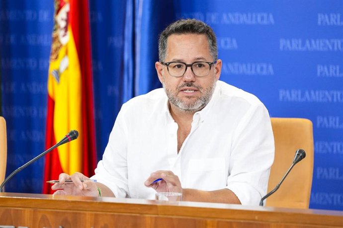 El portavoz del Grupo Parlamentario Adelante Andalucía, José Ignacio García, durante la ronda de ruedas de prensa de portavoces de los grupos parlamentarios en el Parlamento de Andalucía. 