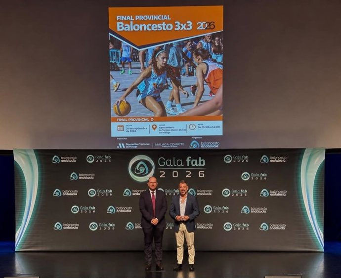 El vicepresidente y diputado de Deportes de la Diputación de Málaga, Juan Rosas, junto al vicepresidente de la Federación Andaluza de Baloncesto y delegado en Málaga, Ricardo Bandrés, en la presentación del Circuito Provincial de Baloncesto 3x3