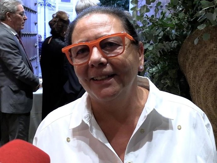 María del Monte en la entrega de la Medalla andaluza de las Bellas Artes a Manuel Alejandro