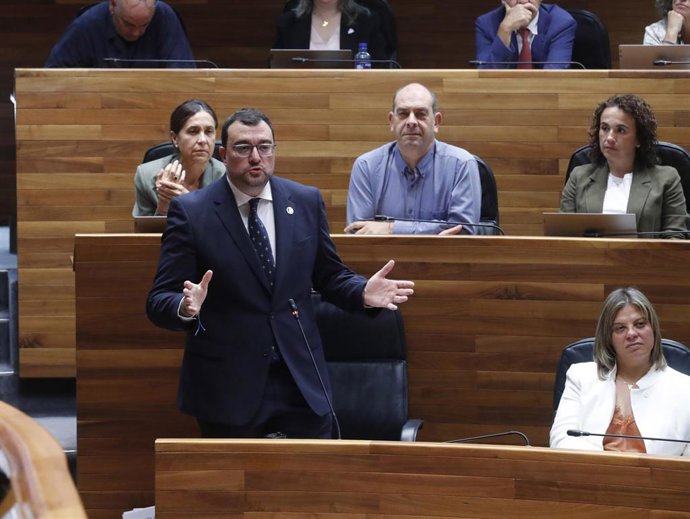 El presidente del Principado, Adrián Barbón, este miércoles en la Junta General.