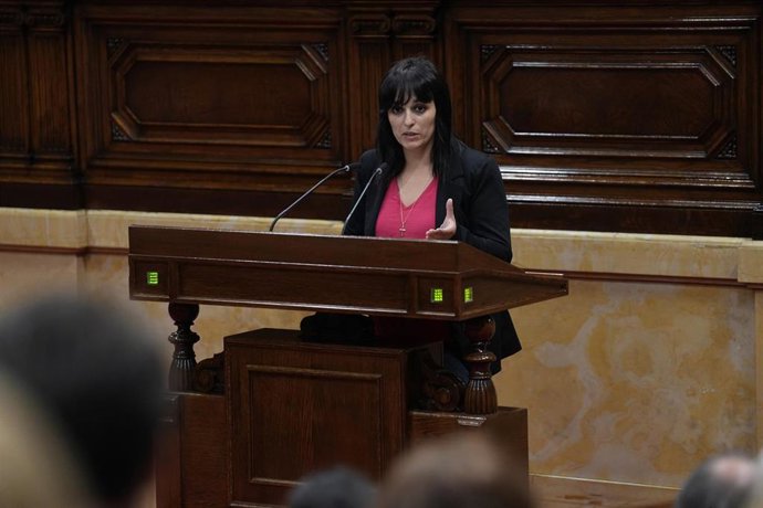 La presidenta de Aliança Catalana, Sílvia Orriols, interviene durante una sesión plenaria, en el Parlament de Catalunya, a 23 de septiembre de 2026, en Barcelona, Catalunya (España). Illa comparece hoy a petición propia en el Parlament después de la crisi