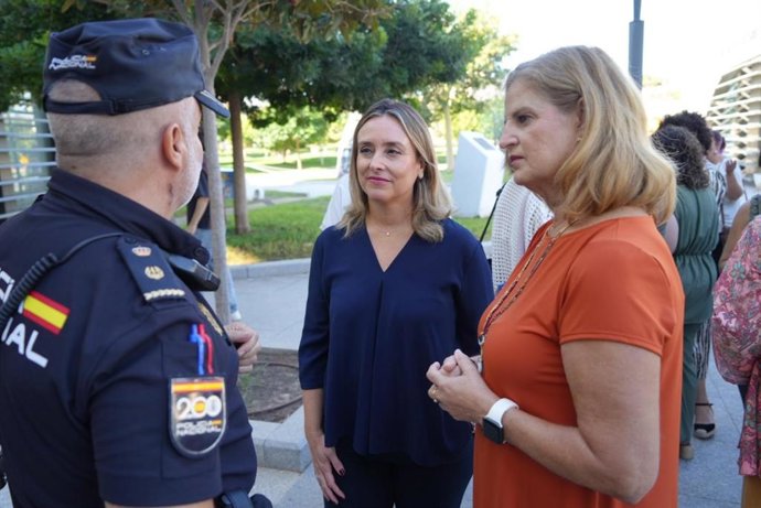 La consejera de Política Social, Familias e Igualdad, Conchita Ruiz, junto con la alcaldesa de Alcantarilla, Paqui Terol, durante la lectura del manifiesto con motivo del Día Internacional contra la explotación sexual y el tráfico de mujeres y niños