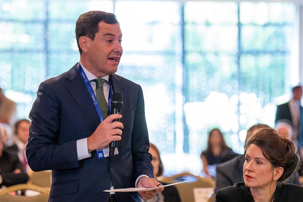 El presidente de la Junta de Andalucía, Juanma Moreno, interviene en la reunión de la Mesa del Comité de las Regiones (CdR) que se celebra en la ciudad de Mullingar, en Irlanda. A 23 de septiembre de 2026 en Mullingar (Irlanda). La reunión de la Mesa del 